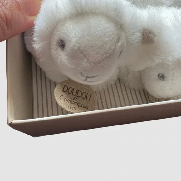 Doudou et Compangnie Fluffy Lamb Baby Booties White & Beige, NIB - Size Newborn - Picture 2 of 6